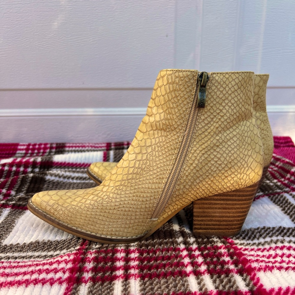 Arider Women’s Ankle Cowgirl Boots💛